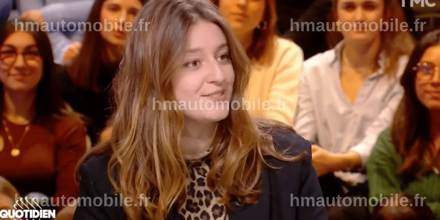 Ambre Chalumeau discutant avec des amis dans un café.