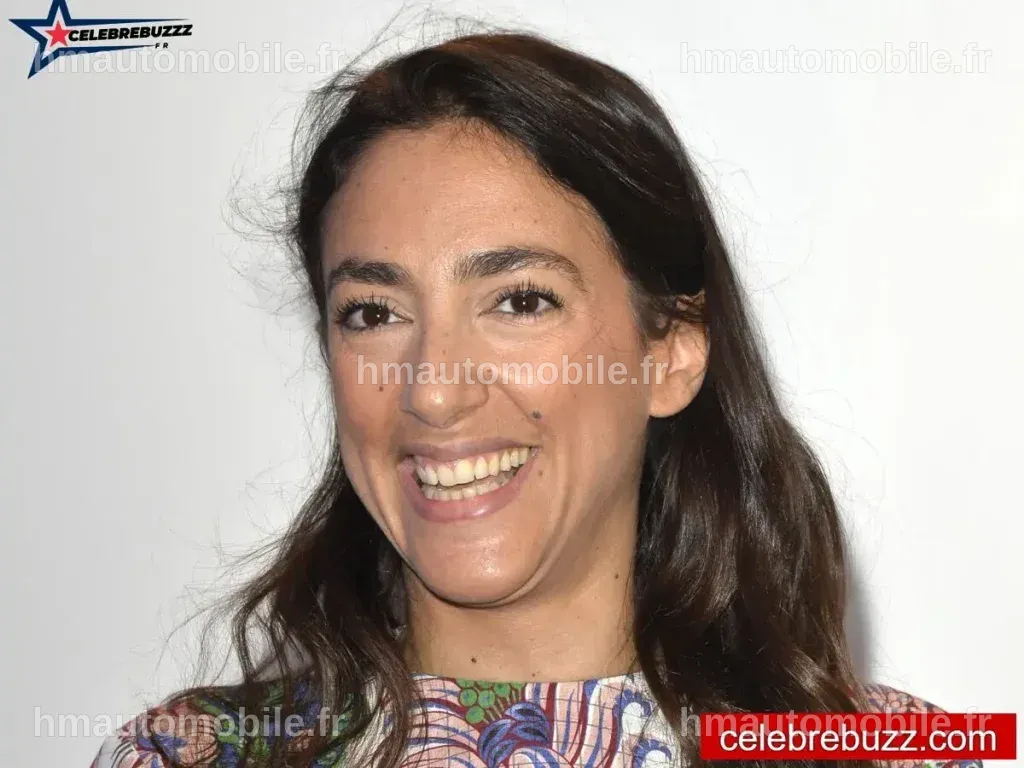 Anna Cabana posant avec confiance, mettant en avant son baby bump.