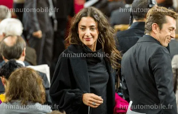 Anna Cabana en pleine réflexion, entourée de livres et de notes.