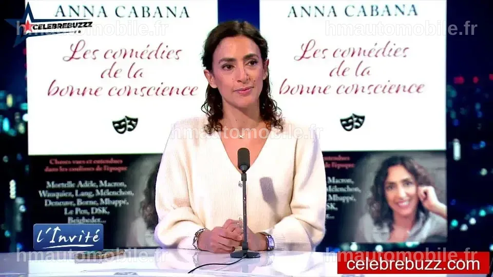 Anna Cabana partageant un moment tendre avec son partenaire, main sur le ventre.