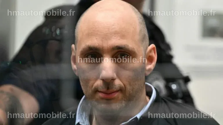 Cédric Jubillar s'exprimant avec des gestes, cherchant ses mots.