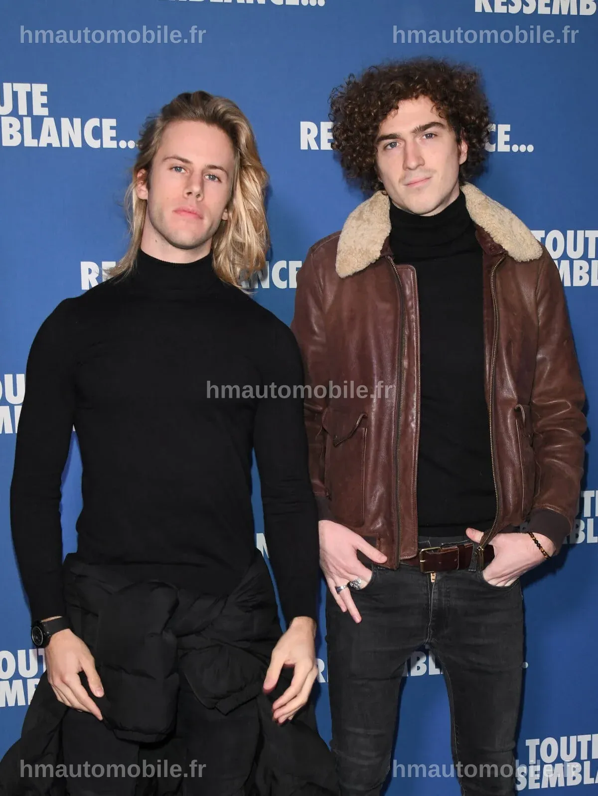 César de Rummel et Dorian Lauduique au photocall, souriant pour les photographes.