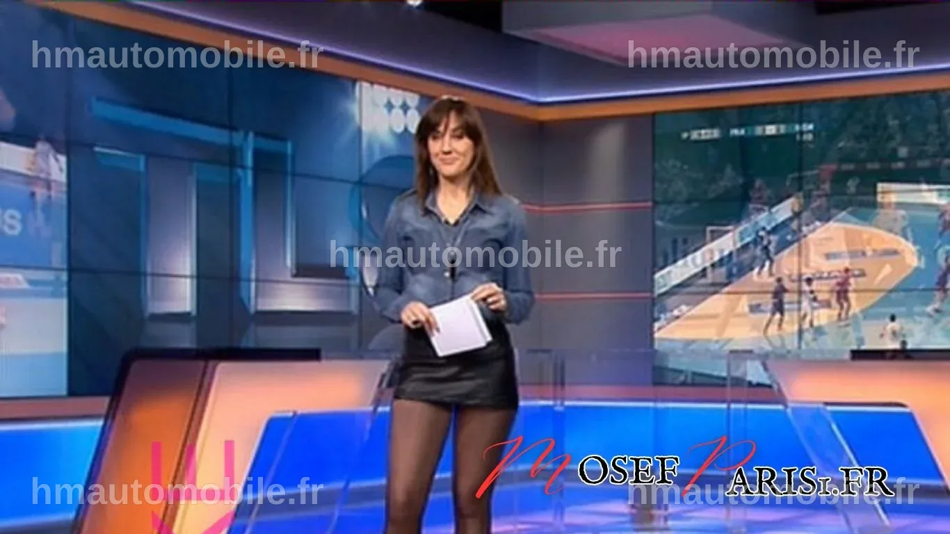 Claire Vocquier Ficot sur le plateau de France 3, prête à présenter.