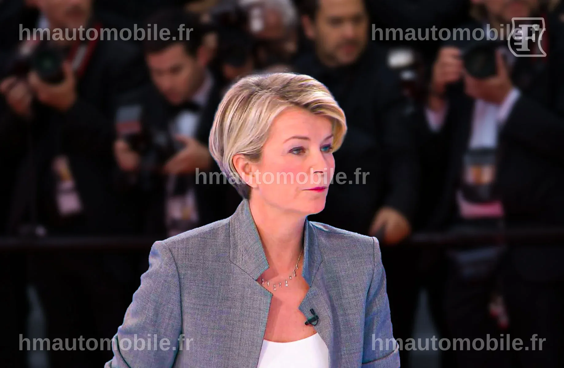 Estelle Colin lors d'une interview, discutant avec passion.