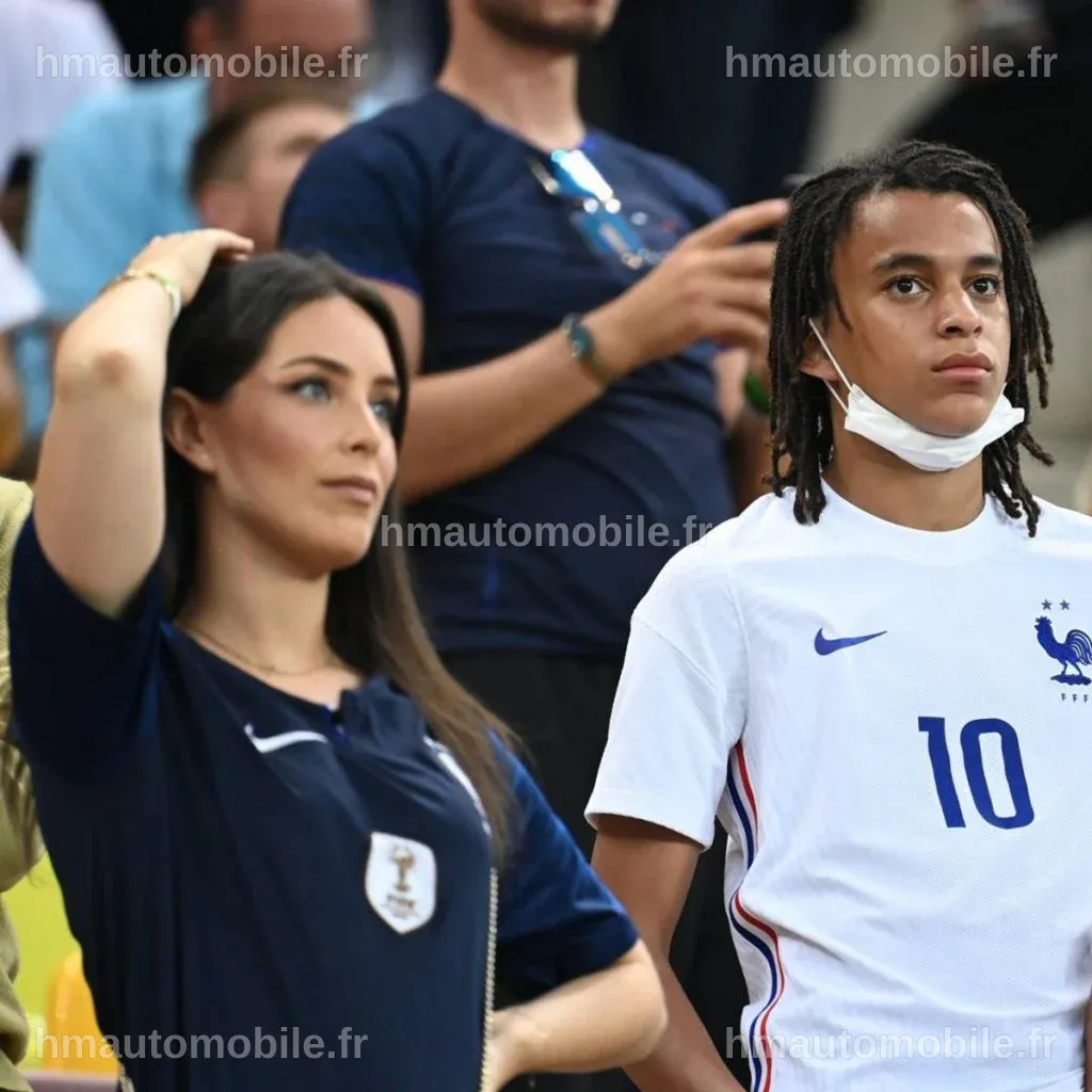 Clara Dubois, créatrice de mode, posant avec Ethan Mbappé.