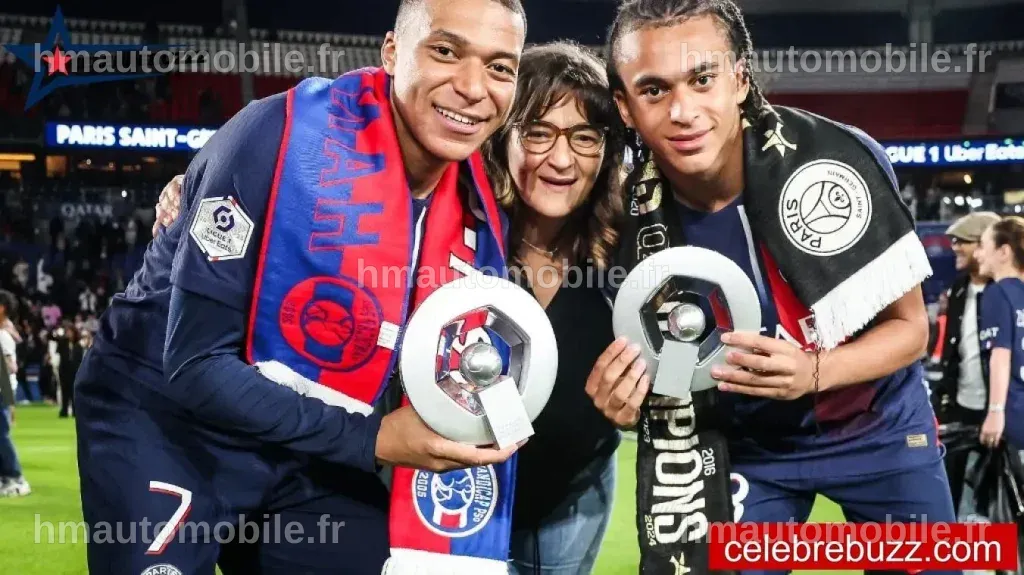Ethan Mbappé et sa compagne, une joueuse du PSG, lors d'un match.