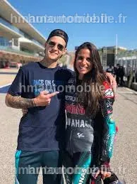 Fabio Quartararo et sa copine posant ensemble sur le tapis rouge.