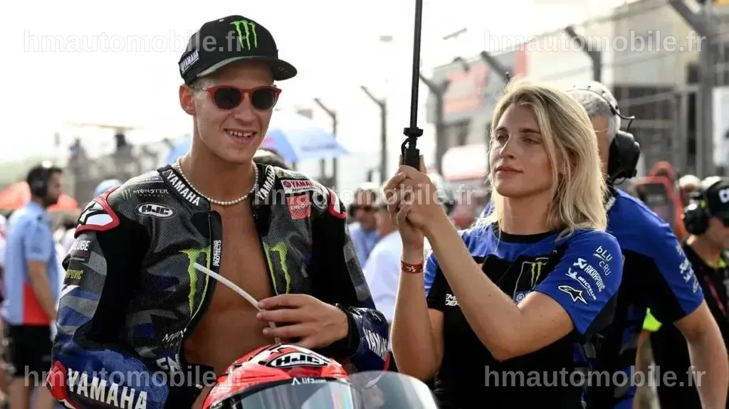 Fabio Quartararo et sa copine partageant un moment complice en public.