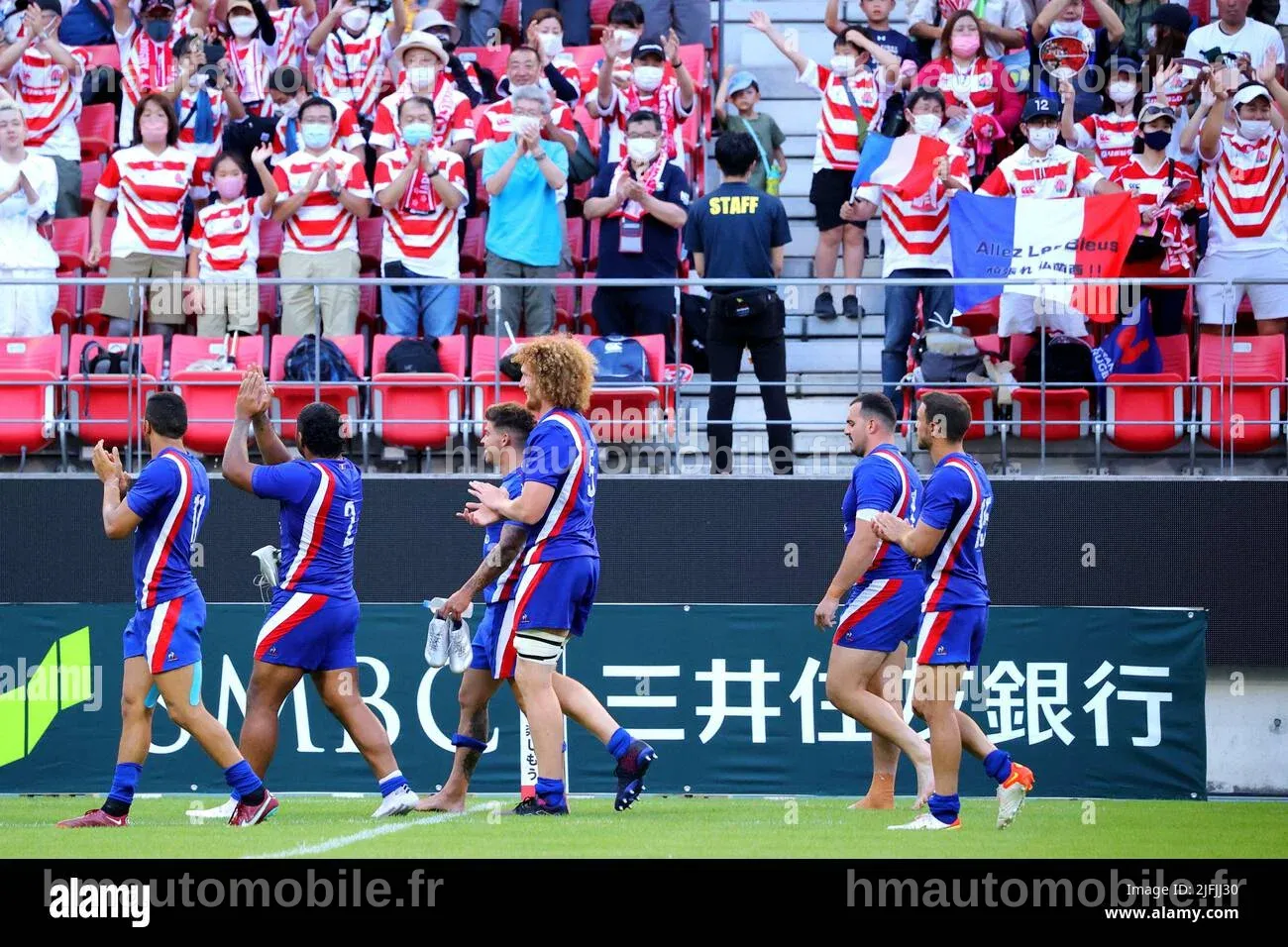L'équipe de France de rugby en action sur le terrain à Toyota, Japon.