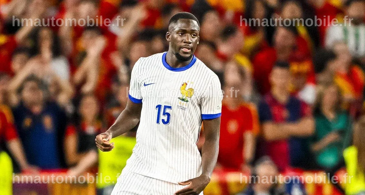 Konaté en action sur le terrain, portant le maillot de Liverpool lors d'un match.