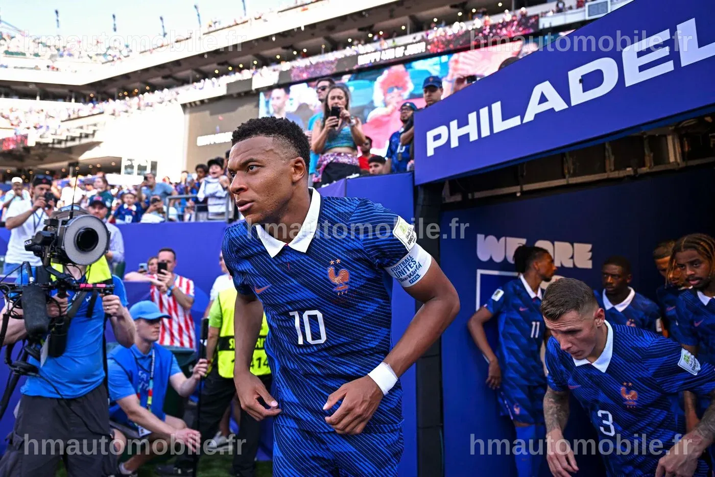 Zaïre-Emery sur le terrain, prêt à jouer lors d'un match contre l'Angleterre.