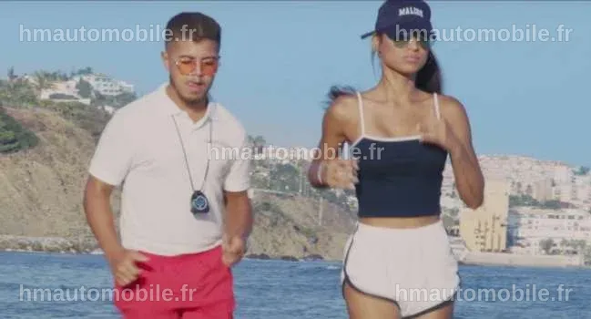 Portrait de Hamza, le rappeur, affichant sa personnalité à travers son look.