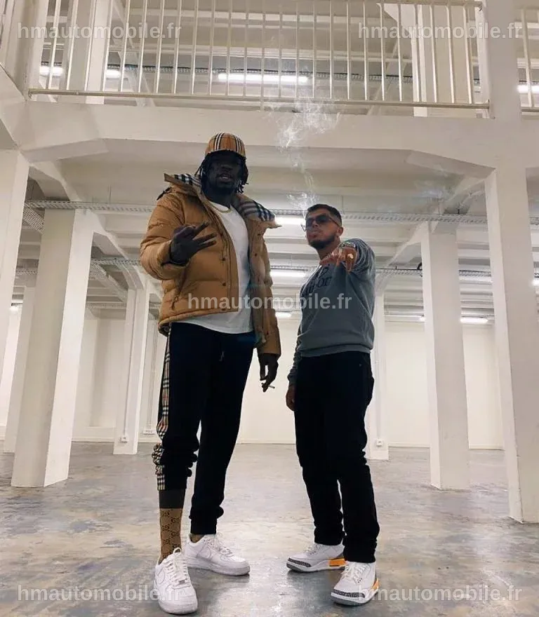 Détails sur la taille de Hamza, avec des éléments visuels de sa carrière musicale.