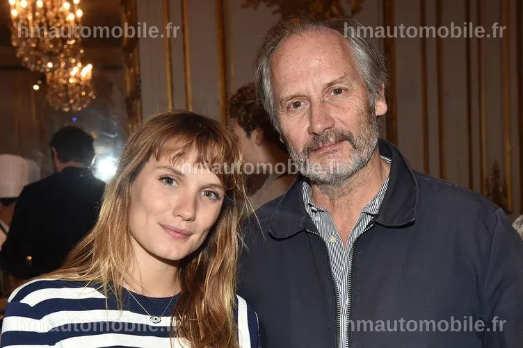 Ana Girardot discutant avec son père, Hippolyte, sur un tournage.
