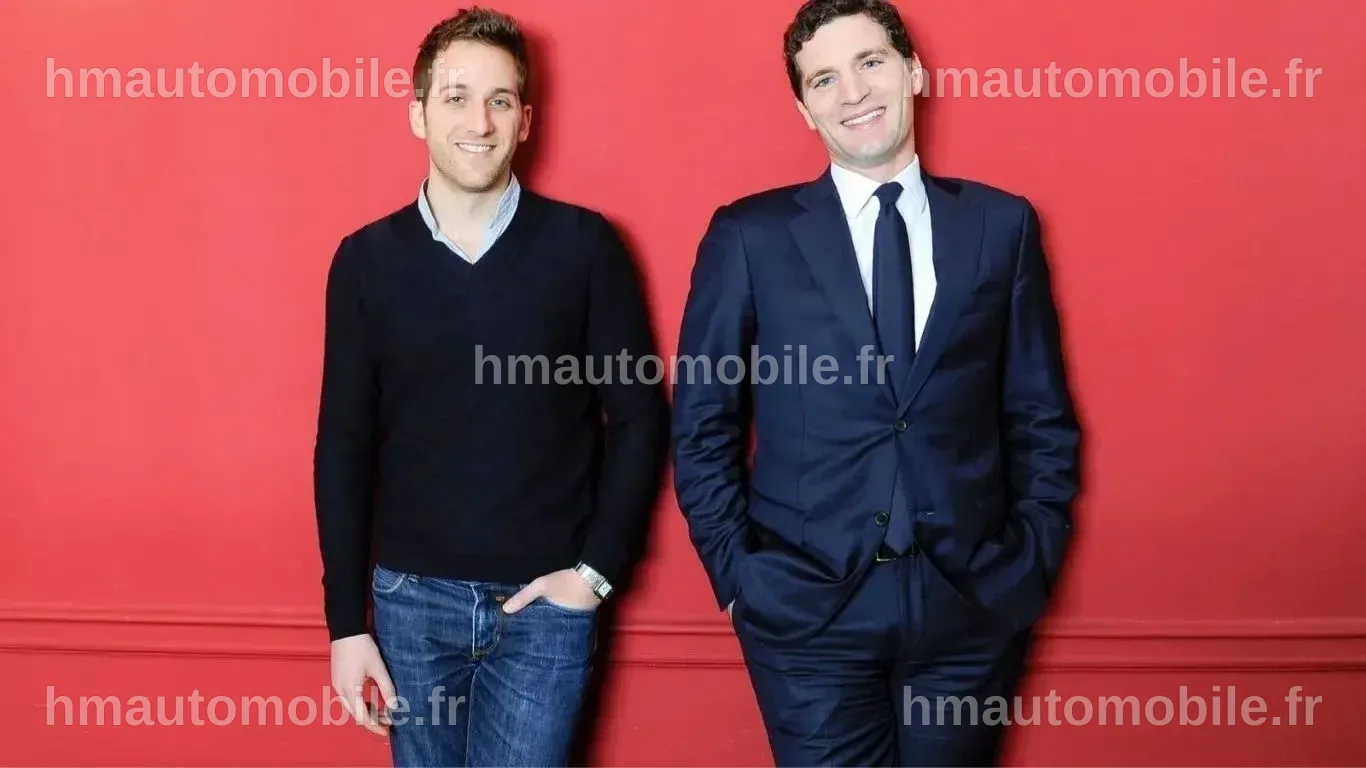 Jérémie Assous et son épouse au cirque, entourés de matériel de jonglerie.