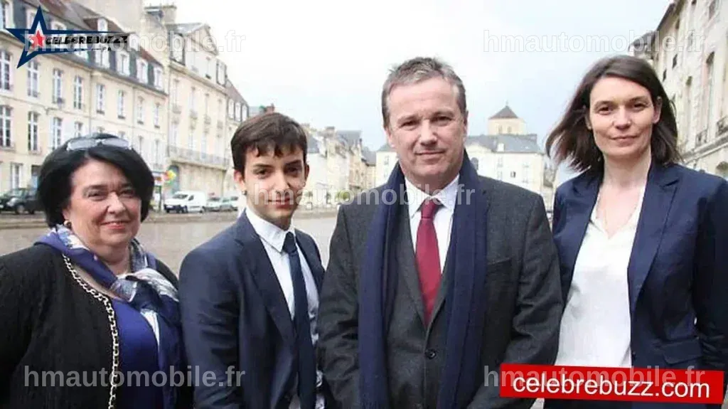 Jean-Philippe Tanguy souriant lors d'un événement, entouré de collègues et amis.