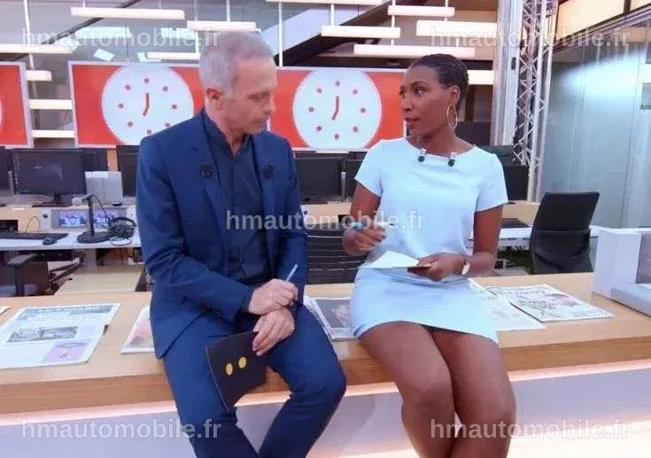 Johanna Ghiglia avec un léger sourire, entourée de ballons de fête.