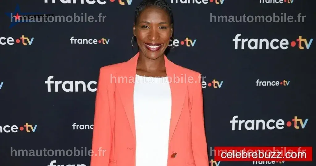 Johanna Ghiglia posant avec un ventre bien arrondi, vêtue d'une robe élégante.