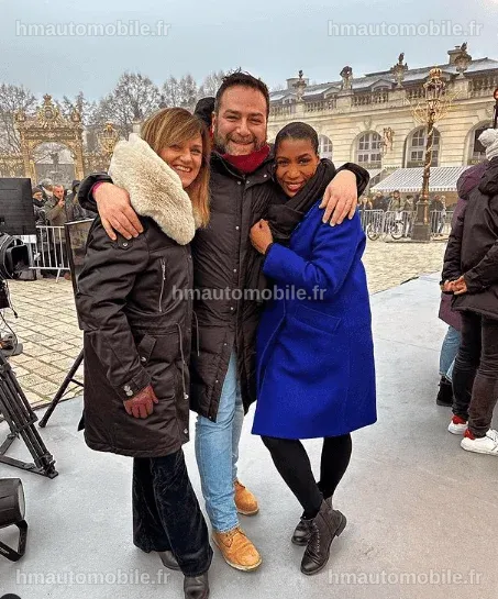 Johanna Ghiglia en extérieur, caressant son ventre, visiblement enceinte.