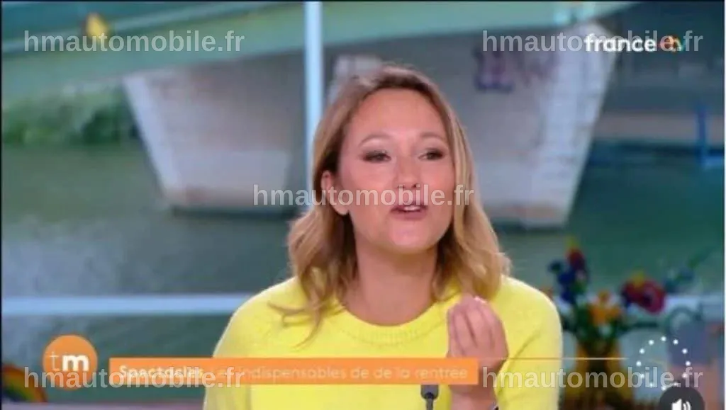 Julia Livage posant sur le tapis rouge, révélant sa stature et son élégance naturelle.