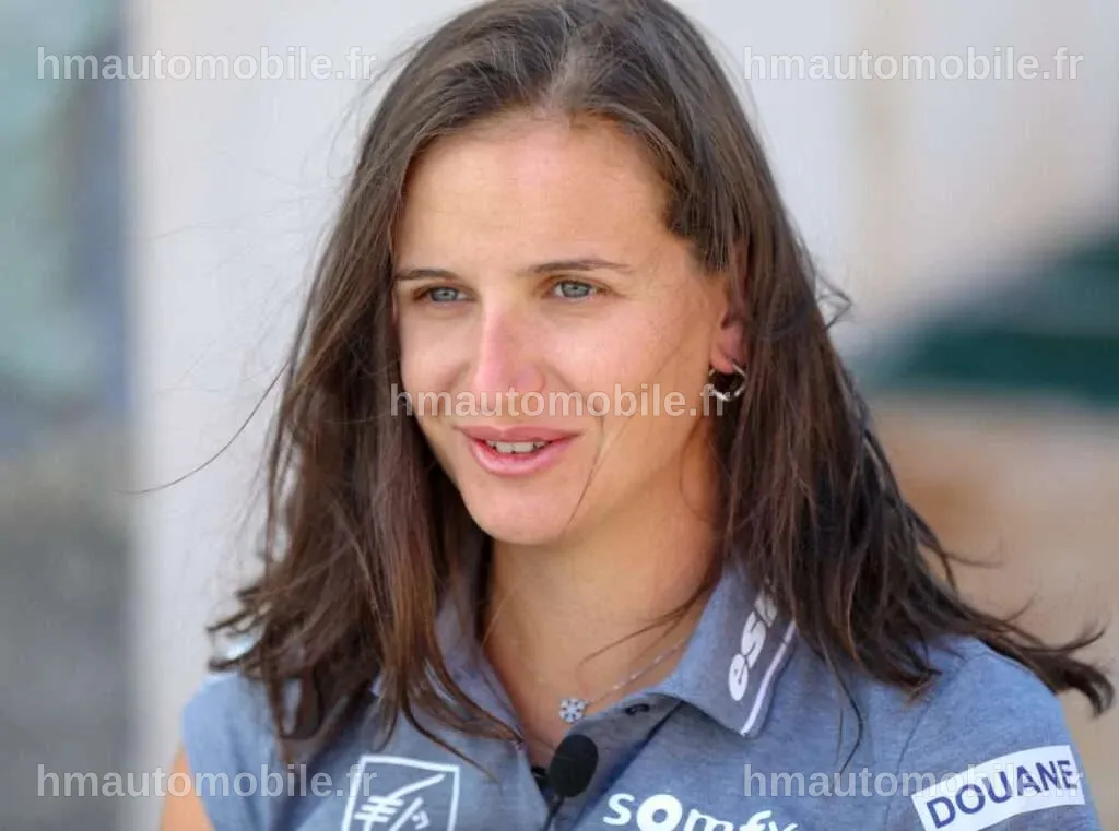 Julia Simon avec son mari lors d'un événement, affichant complicité et bonheur.