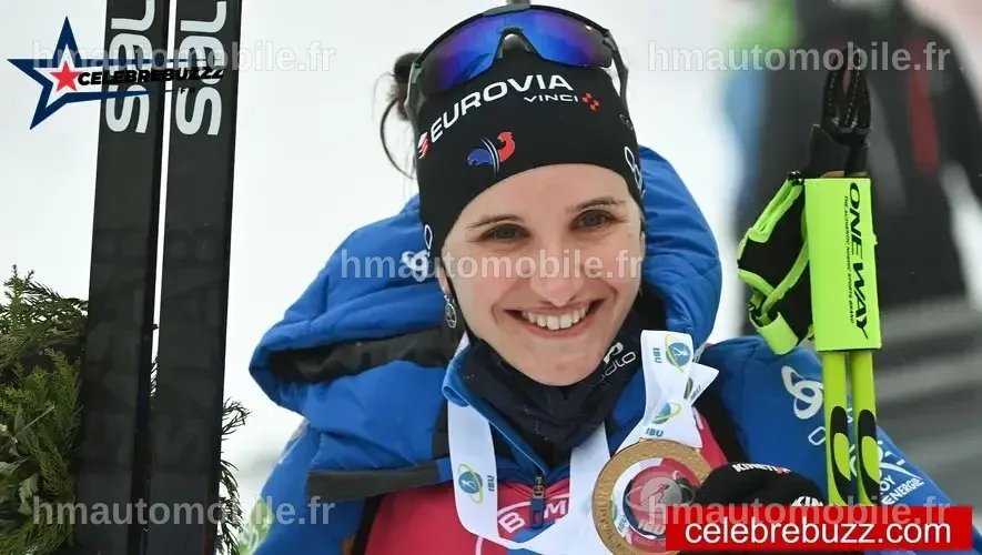 Julia Simon partageant un moment intime avec son partenaire, loin des projecteurs.