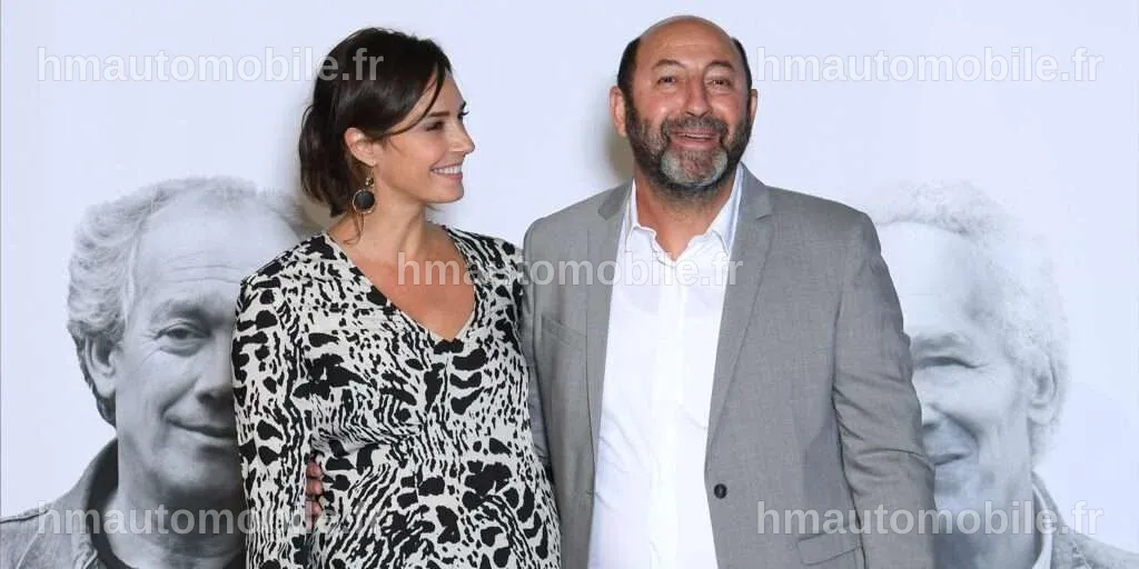 Julia Vignali lors d'un événement médiatique, affichant sa grossesse avec fierté.