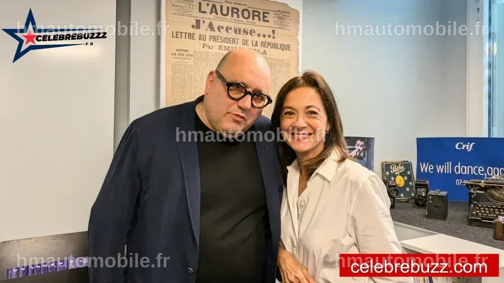 Julien Dray et Mélanie posant pour une photo à un événement.