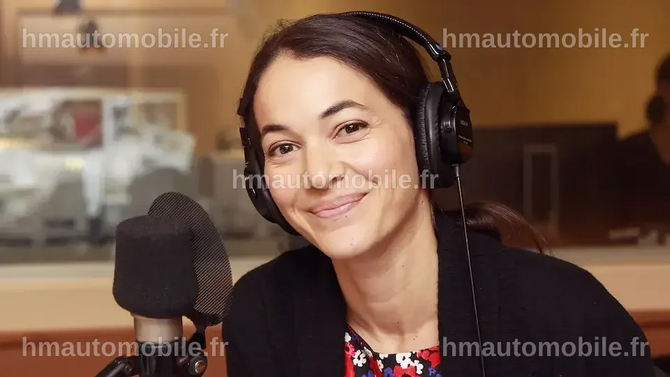Karima Brikh sur scène, illustrant son héritage franco-algérien et son style musical unique.