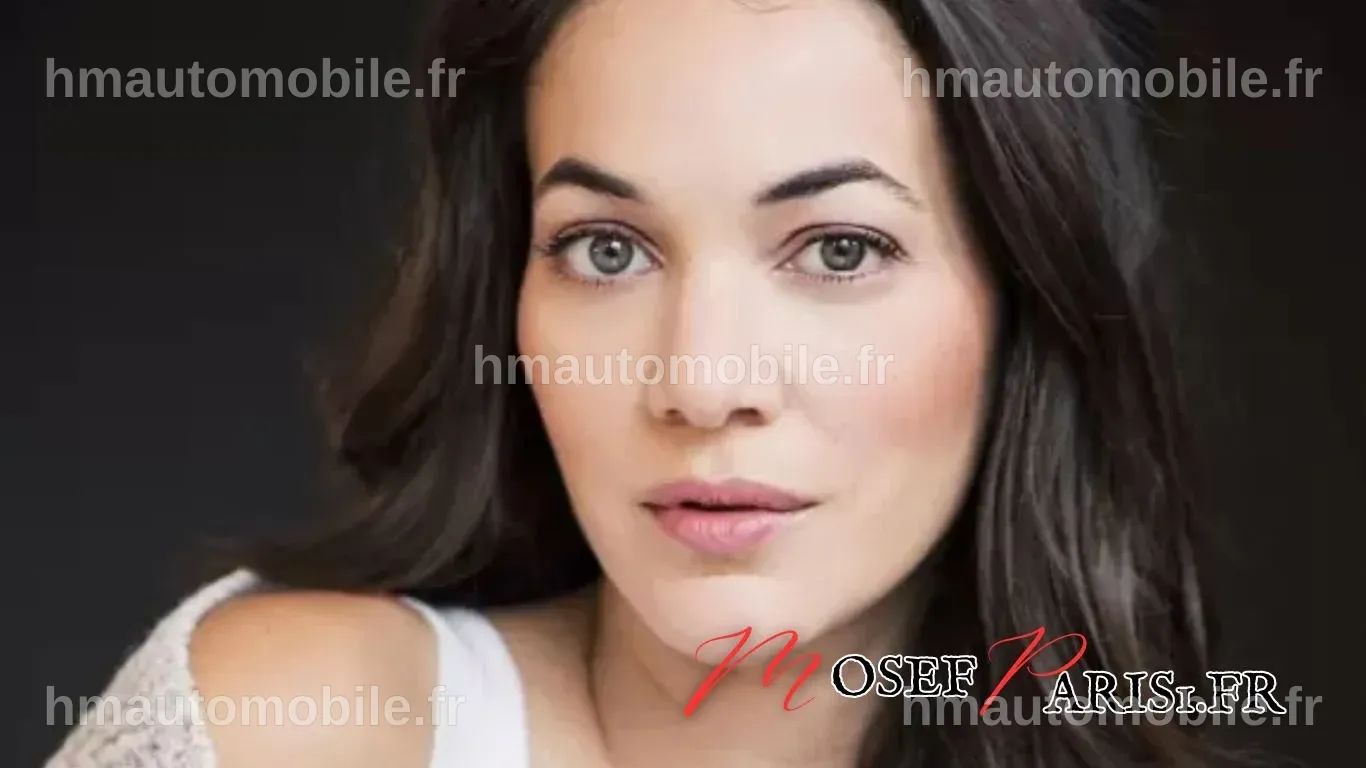 Karima Brikh chantant, avec un accent sur ses racines et son influence dans la musique.