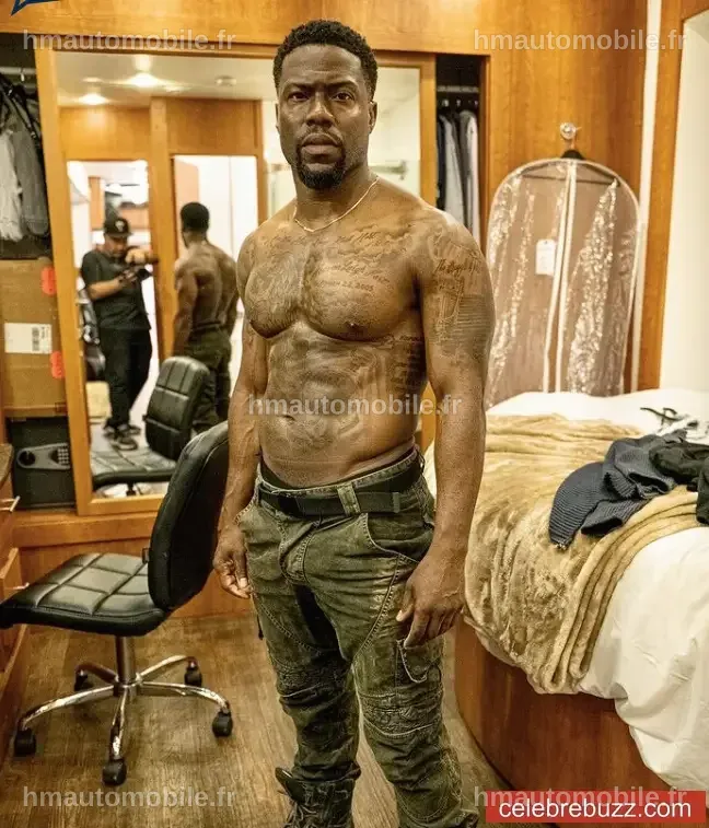 Kevin Hart se tenant debout, illustrant son impact comique malgré sa taille.