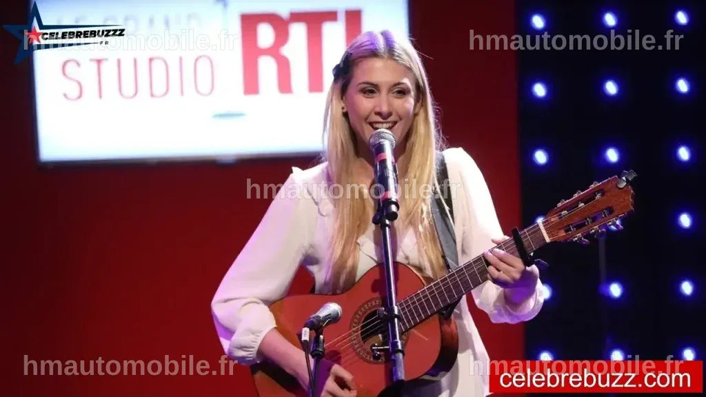 Laura Laune discutant avec des fans, mettant en avant sa grossesse.