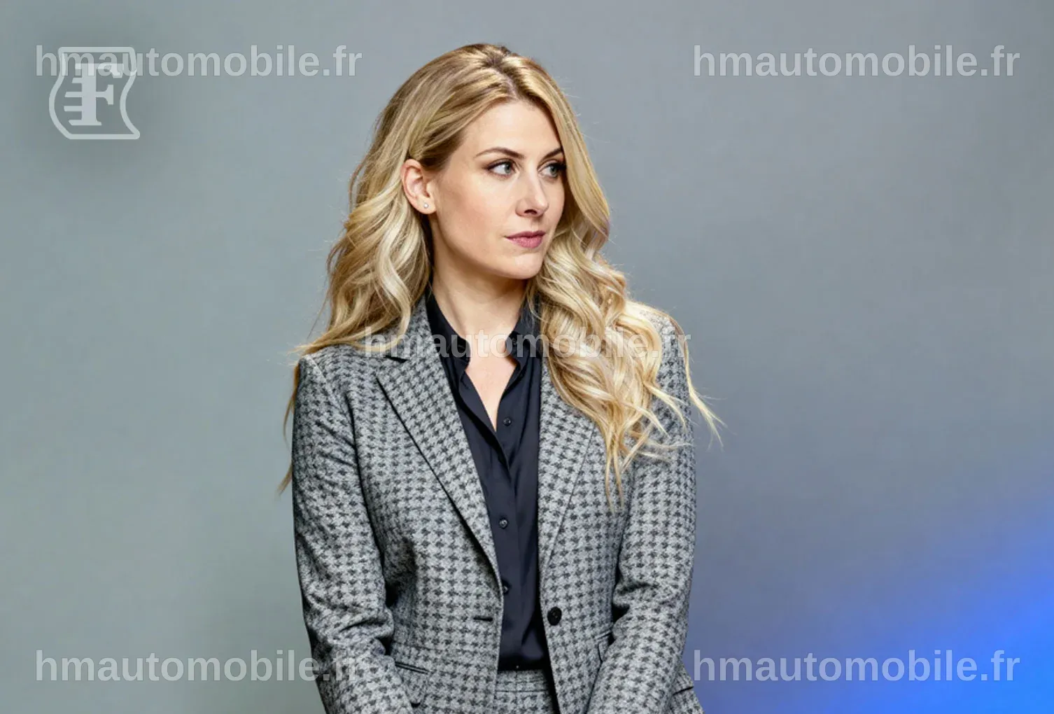 Laura Laune posant avec un sourire radieux, mettant en valeur son baby bump.