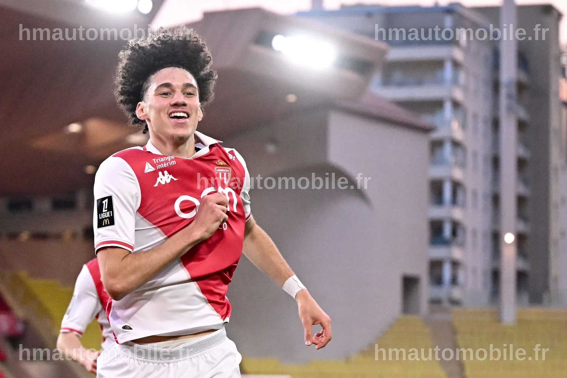 Maghnes Akliouche en action sur le terrain avec l'équipe de Monaco.
