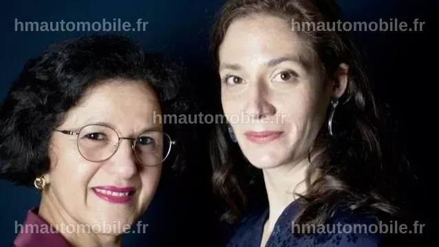 Le mari de Malika Sorel-Sutter, élégant en costume, partage un moment joyeux.