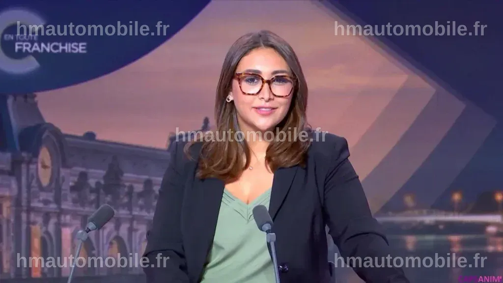 Margot Haddad en pleine interview, entourée de matériel journalistique.