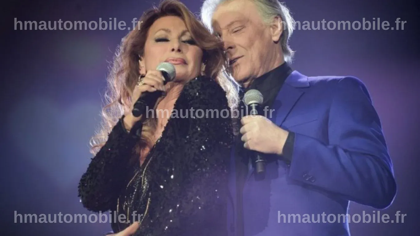 Julie Pietri et son mari souriant lors d'une apparition médiatique.