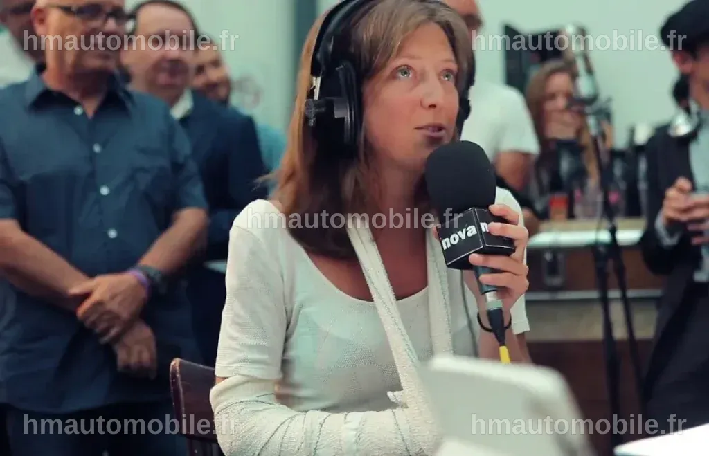 Marie Bonnisseau enceinte, rayonnante sur le tapis rouge, entourée de fans admiratifs.