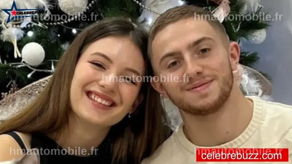 Elsa souriante, posant avec une main sur son ventre, avec Michou à ses côtés.