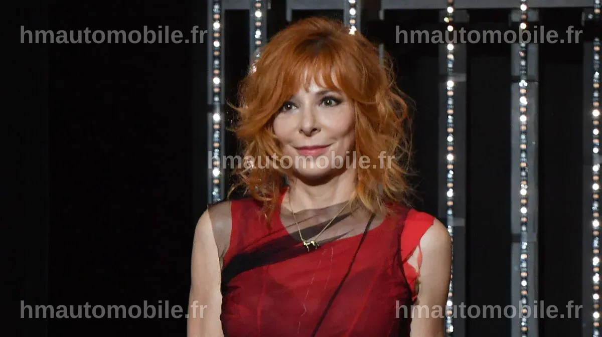 Clémence, l'enfant élevée par Mylène Farmer, souriante dans un parc.