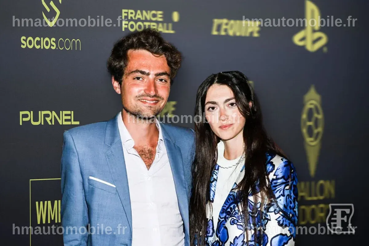 Nathan Devers et Anael Maman posant ensemble dans un cadre romantique.