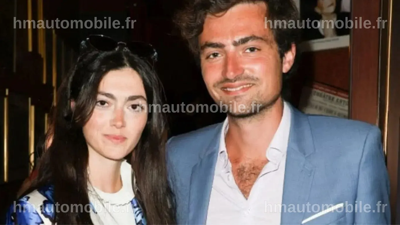 Nathan Devers partageant un moment intime avec sa compagne lors d'une sortie.