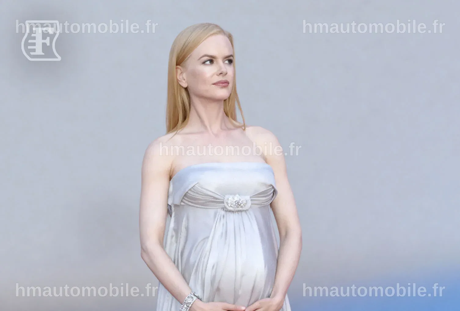 Femme enceinte de 40 ans, discutant des défis de la maternité tardive.