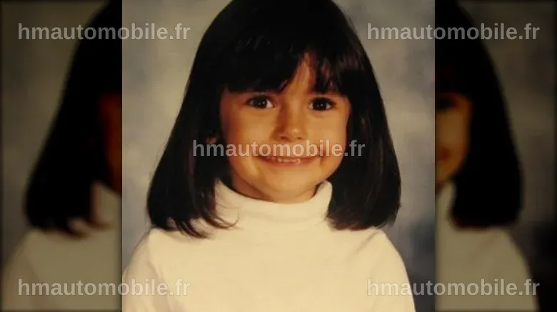 Nina Dobrev tenant la fille de Jessica Szohr, souriante et affectueuse.
