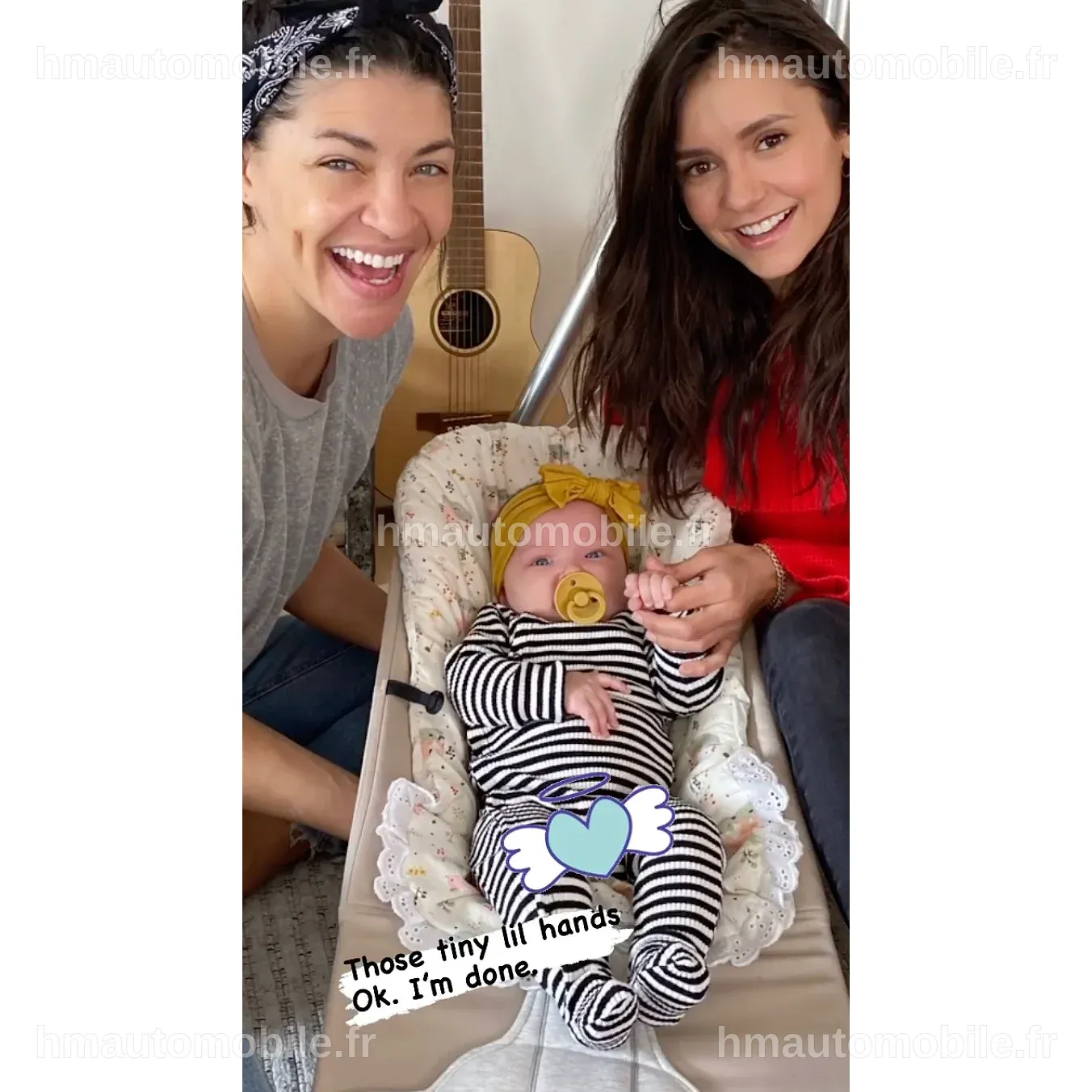 Nina Dobrev et Paul Wesley, entourés d'un bébé, échangeant des sourires.