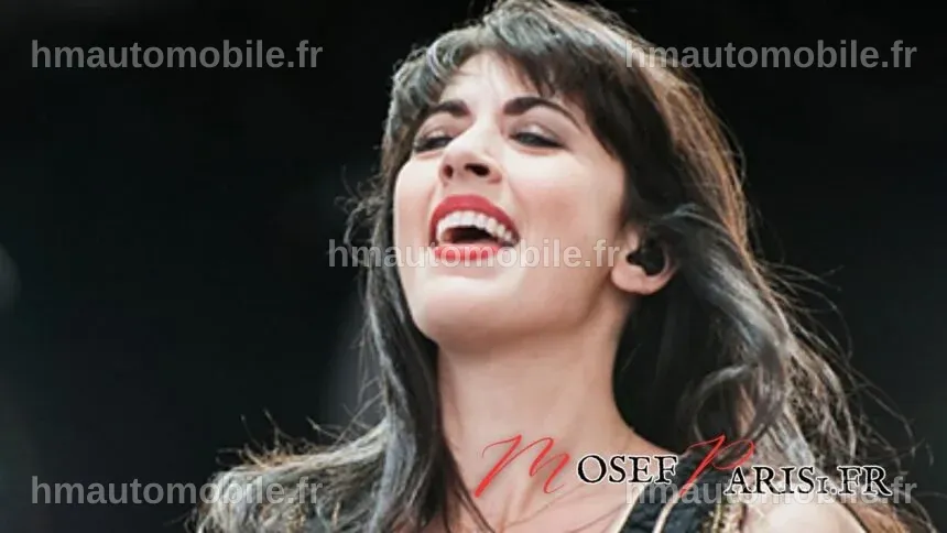 Nolwenn Leroy souriante lors d'un événement, évoquant des rumeurs de grossesse.