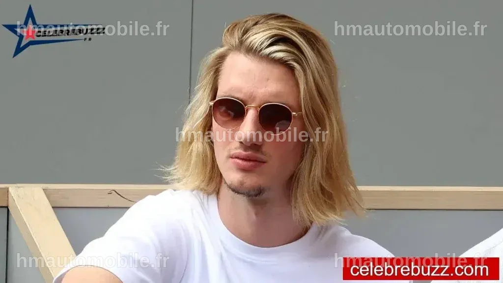 Paul Mirabel lors d'un spectacle, interagissant avec les spectateurs.