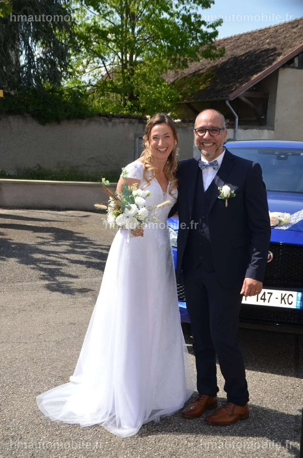 Un couple échangeant des vœux lors d'une célébration nuptiale.