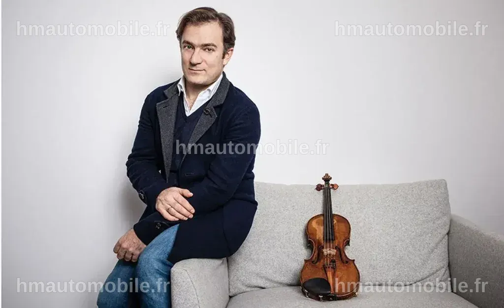 Renaud Capuçon discutant avec des fans, souriant et accessible.