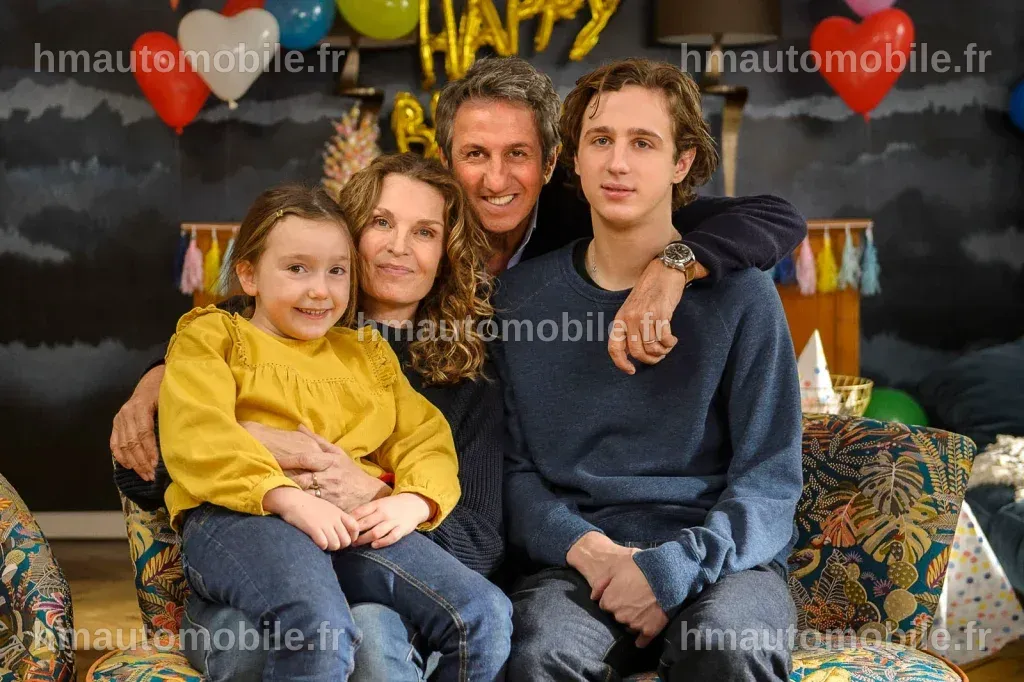 Richard Anconina et son fils posant ensemble pour une photo.